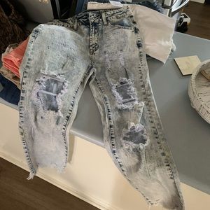 Mom jeans WITH tag. Never worn. Size 8